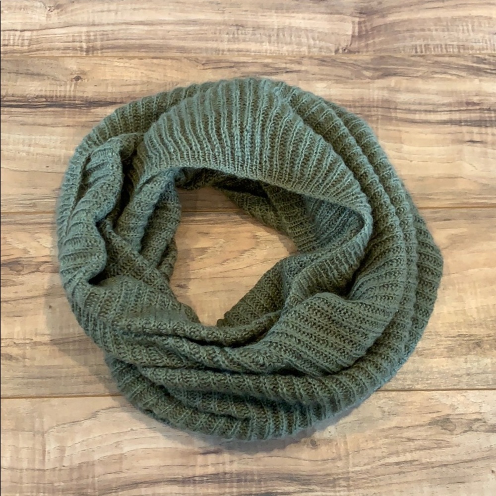 Green infinity scarf